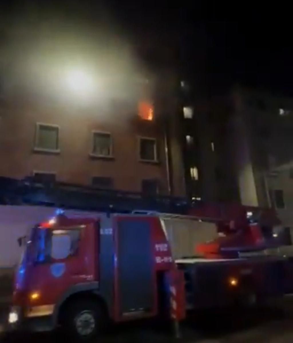 Intervención de los Bomberos de León en el incendio.