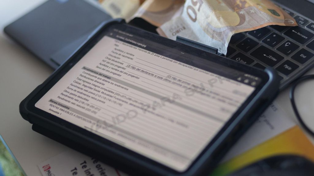 Archivo - Vista de la declaración de la renta en una tablet, a 3 de abril de 2024, en Madrid (España).