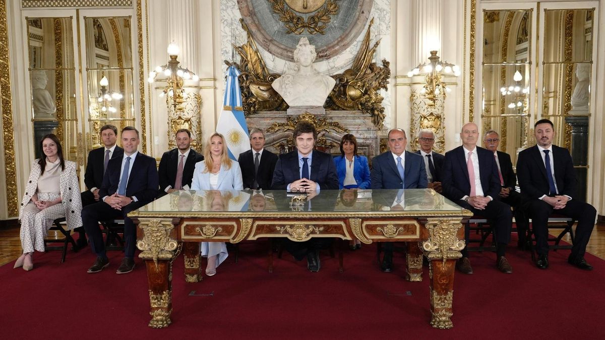 El presidente de Argentina, Javier Milei, rodeado de su gabinete en el discurso nacional en el aniversario de su primer año en el poder