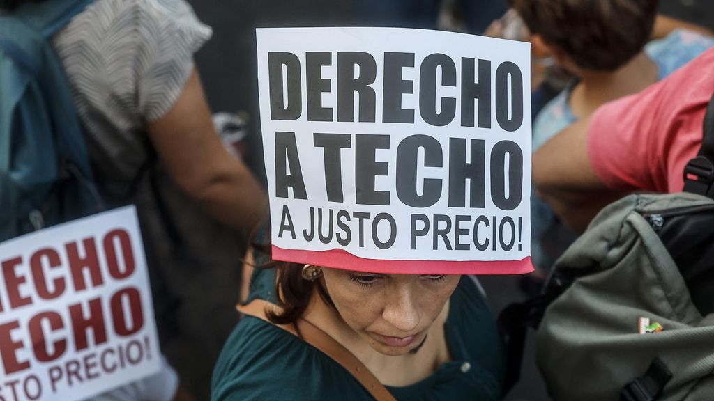 Archivo - Varias personas durante una manifestación por el derecho a la vivienda, a 19 de octubre de 2024, en Valencia