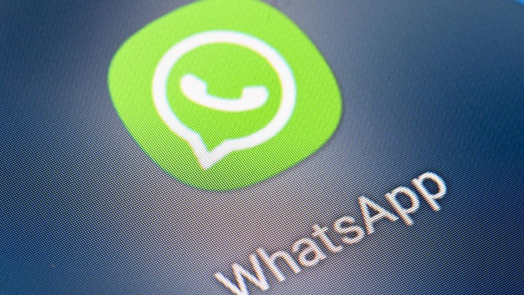 Archivo - FILED - 21 January 2022, Berlin: A view of the icon of the app Whatsapp on the screen of a smartphone. Photo: Fabian Sommer/dpa