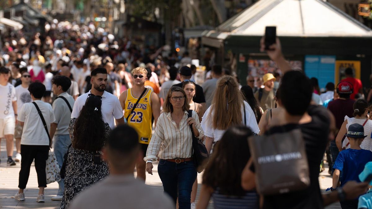 Archivo - Decenas de personas caminan por el centro de la ciudad