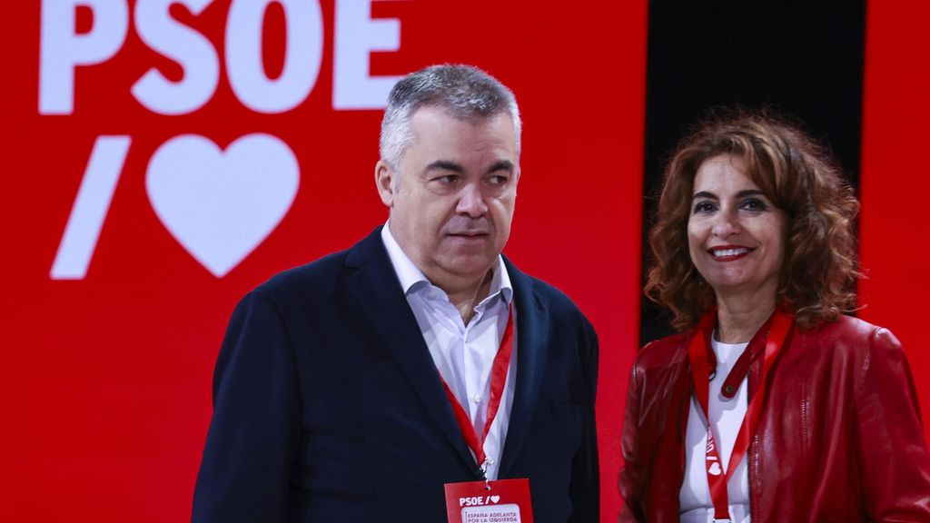 El secretario de Organización del PSOE, Santos Cerdán, (i) junto a la vicesecretaria general del PSOE y vicepresidenta primera y ministra de Hacienda del Gobierno de España, María Jesús Montero, (d) durante el primer día del 41 Congreso Federal del PSOE e