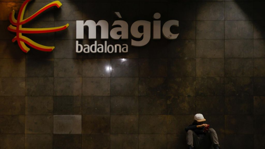 Archivo - Una persona sentada en una entrada del centro comercial Màgic Badalona, a 27 de marzo de 2024, en Badalona, Catalunya (España)