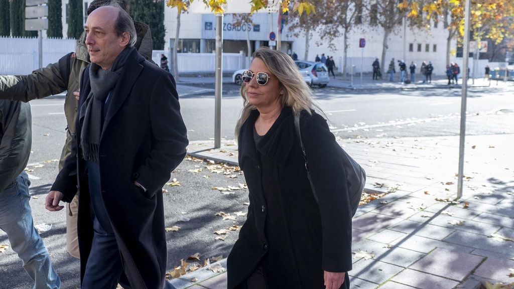 La asesora de Moncloa, Cristina Álvarez, a su salida de los juzgados de Plaza Castilla después de testificar ante el juez del ‘caso Begoña’, en los juzgados de Plaza de Castilla, a 20 de diciembre de 2024, en Madrid (España). El instructor llamó a declara