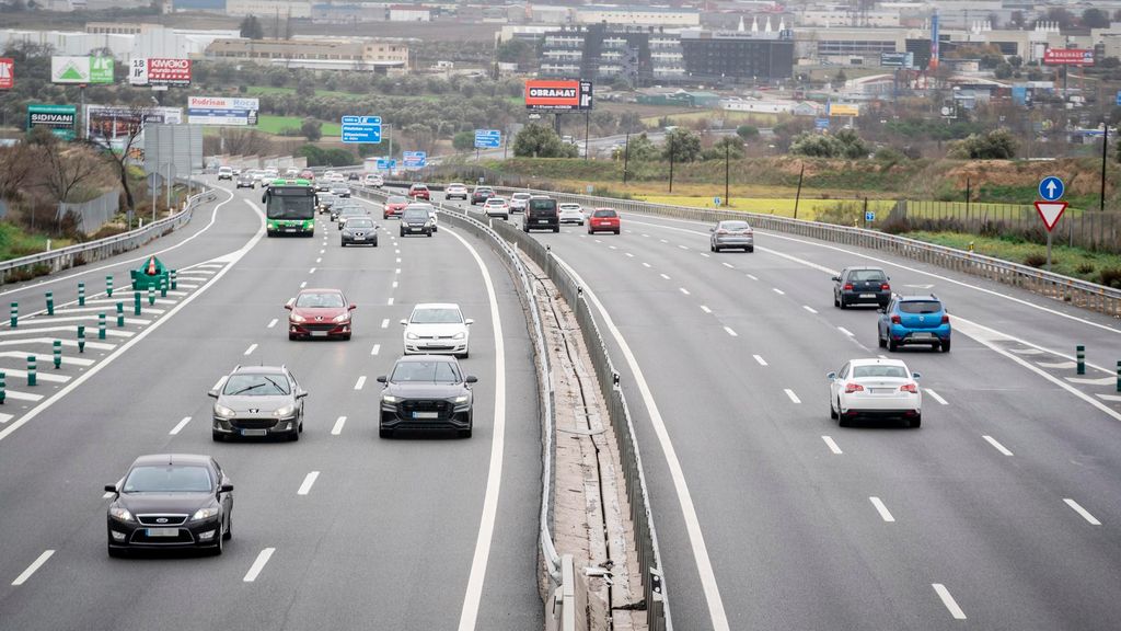 Archivo - Varios coches circulan por la autovía del Suroeste, A-5, a 8 de enero de 2023, en Madrid (España). En el dispositivo de tráfico para la tercera y última fase de la operación especial de la Dirección General de Tráfico de Navidad se esperan que e