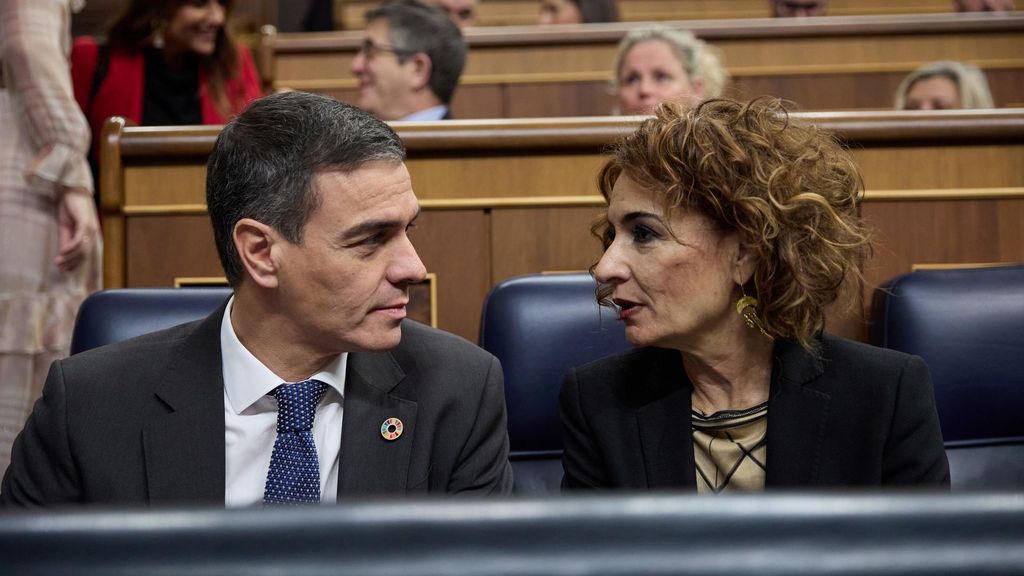 El presidente del Gobierno, Pedro Sánchez y la vicepresidenta primera y ministra de Hacienda, María Jesús Montero, durante una sesión de control al Gobierno, en el Congreso de los Diputados, a 18 de diciembre de 2024, en Madrid (España).