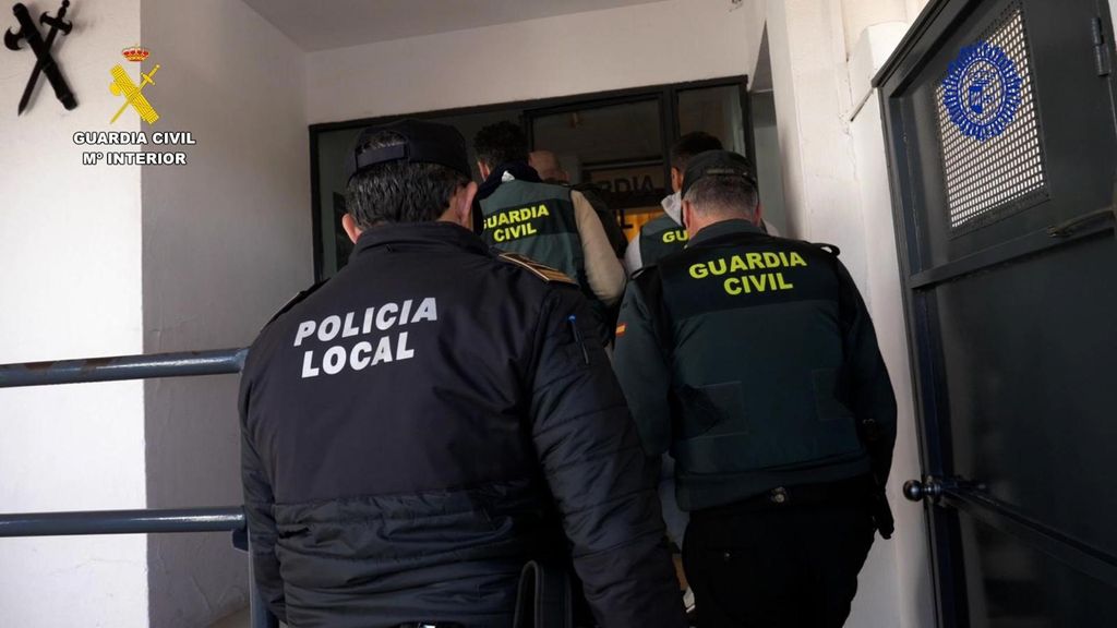 Agentes de la Policía Local y de la Guardia Civil.