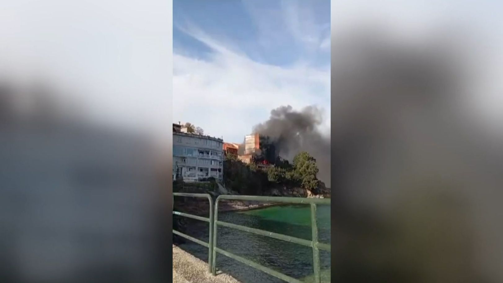 Arde un edificio de cuatro plantas en Bueu, Pontevedra y varias personas son atendidas por inhalación de humo