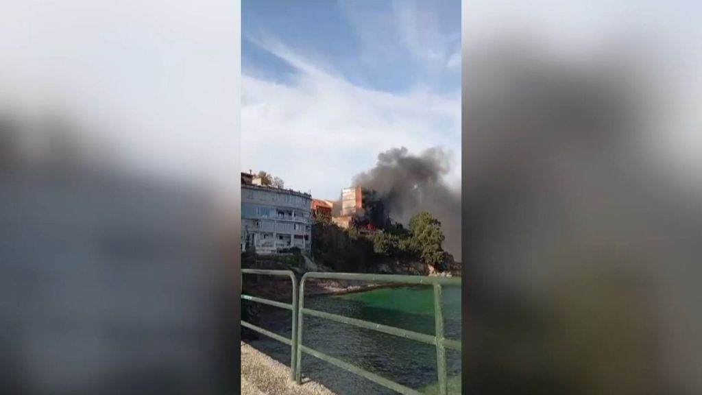 Arde un edificio de cuatro plantas en Bueu, Pontevedra y varias personas son atendidas por inhalación de humo