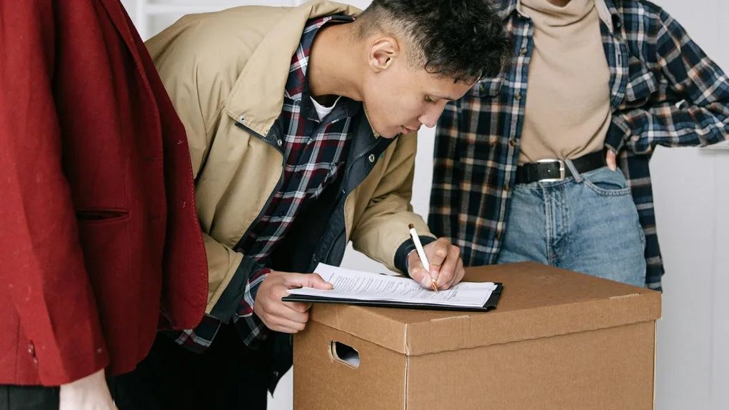 Firmando un contrato de alquiler