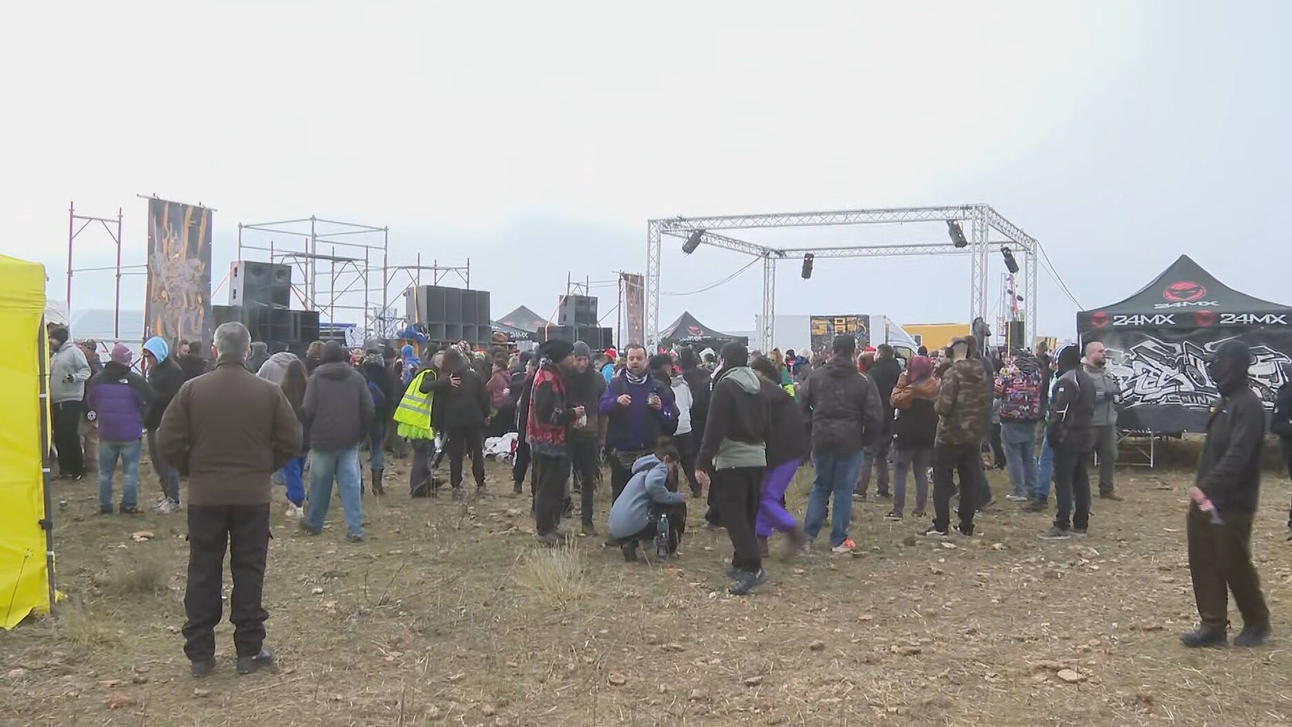 Una rave no autorizada reúne a cientos de personas junto al aeropuerto de Ciudad Real