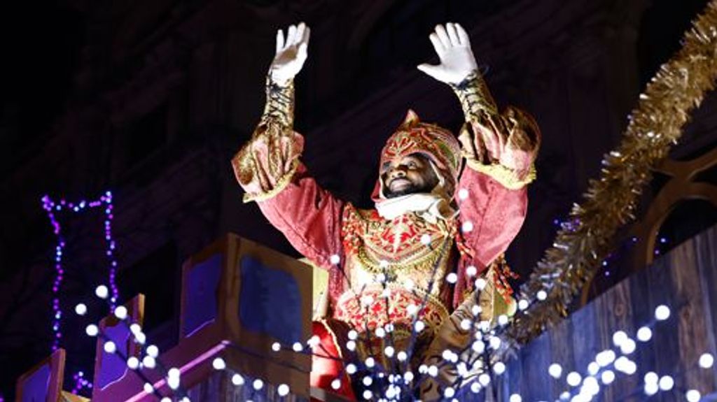 Baltasar saluda desde su carroza durante el desfile de sus Majestades de Oriente por Bilbao