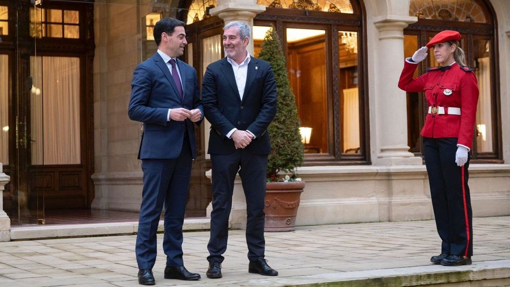 El presidente de Canarias, Fernando Clavijo (d), y el Lehendakari Imanol Pradales (i), en una reunión en el palacio de Ajuria Enea, Vitoria