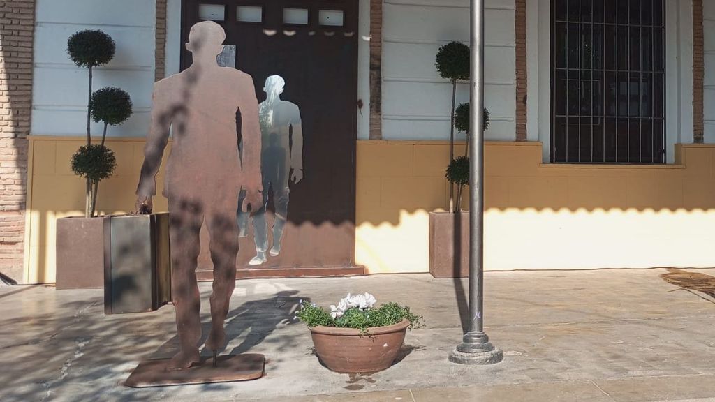 Así es la escultura al migrante que simboliza la unión de culturas que han instalado en Padul, Granada