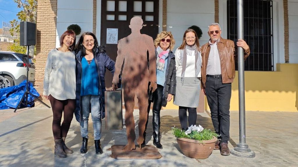 Escultura sobre el emigrante instalada en Padul