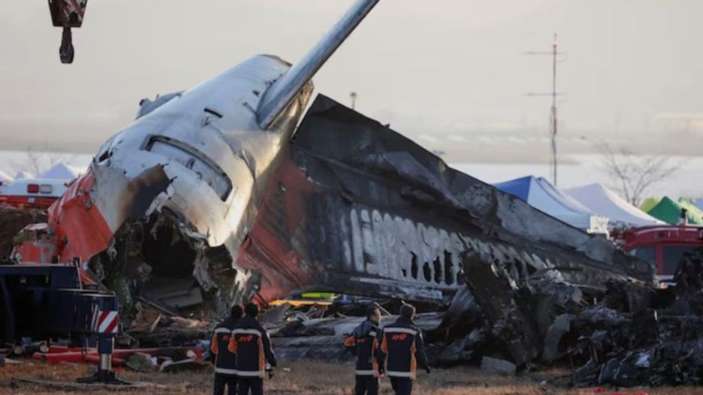 Estado del Boeing 737 tras estrellarse contra un muro en el aeropuerto de Muan.