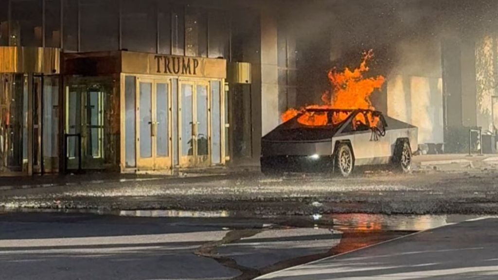 Explota un coche Tesla frente a un hotel de Trump en Las Vegas