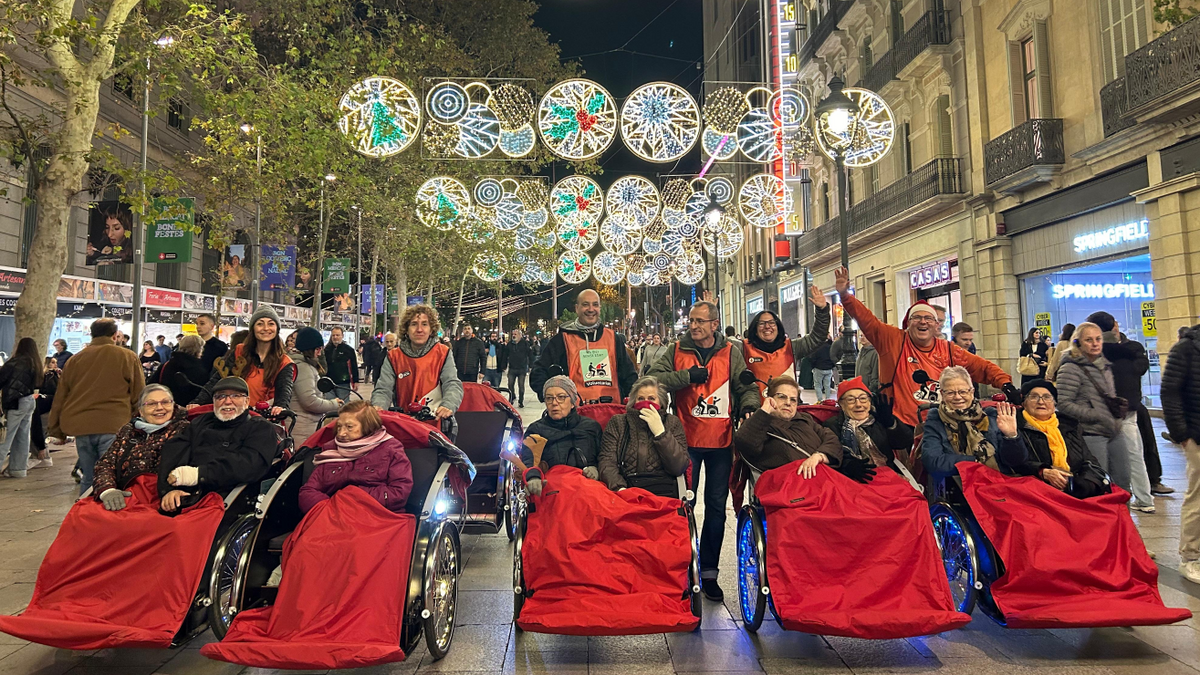 La magia de la Navidad desde un triciclo en Barcelona: pasean a personas mayores