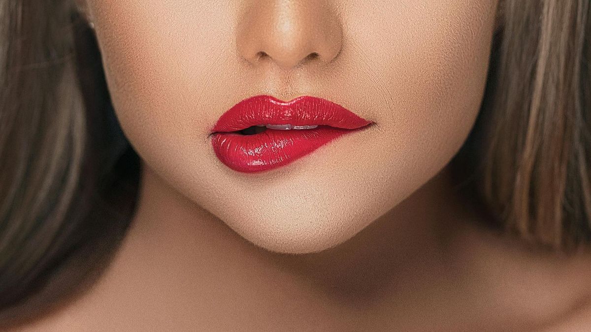 Labios de mujer maquillados de rojo