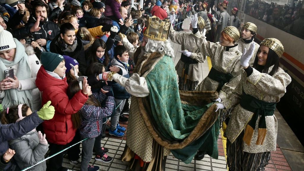 Melchor saludando a los pequeños vitorianos tras bajar del tren en la estación.