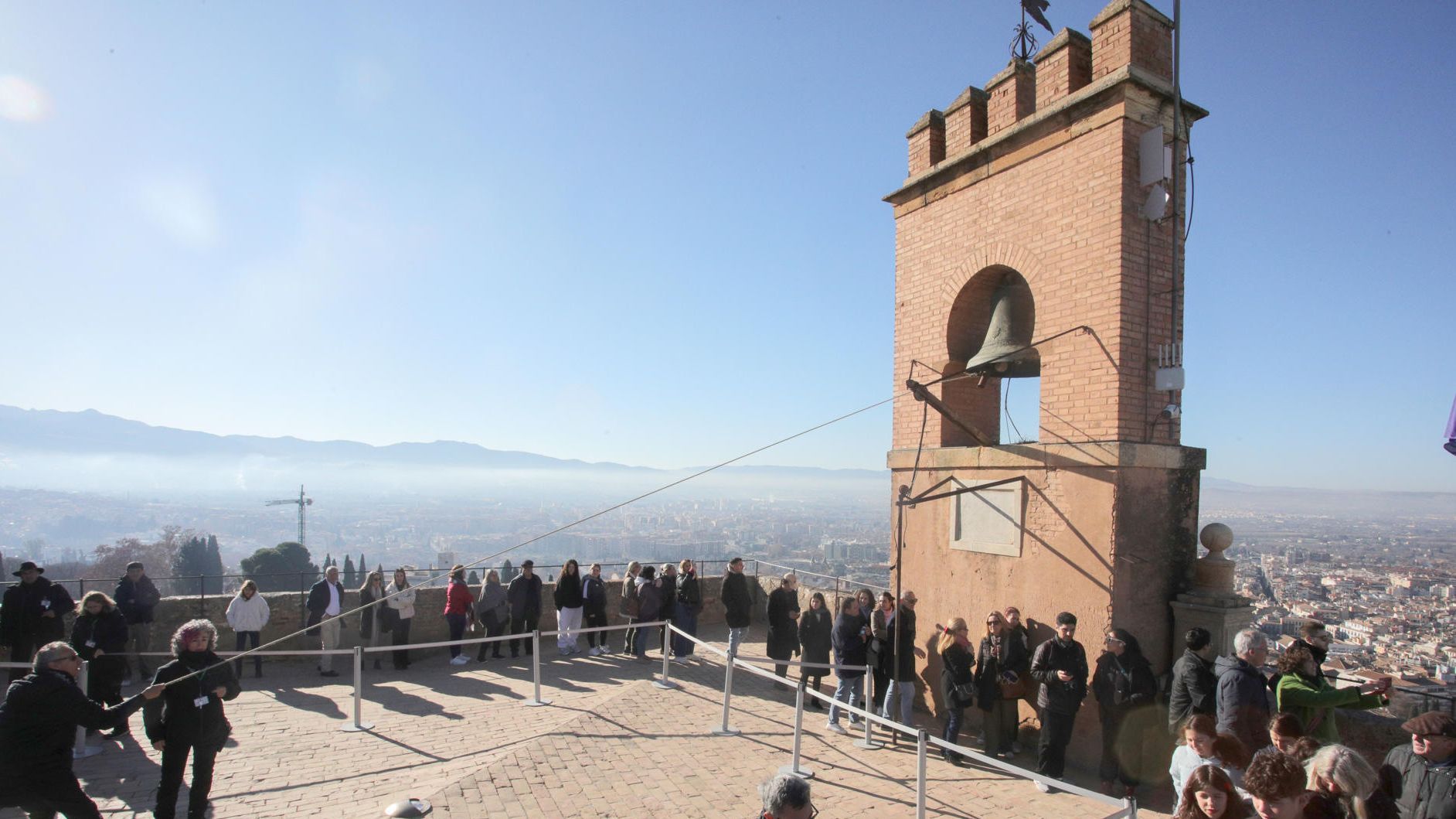 Turistas y Granadinos hacen repicar como manda la tradición la campana de la Torre de la Vela Turistas y Granadinos hacen repicar como manda la tradición la campana de la Torre de la Vela