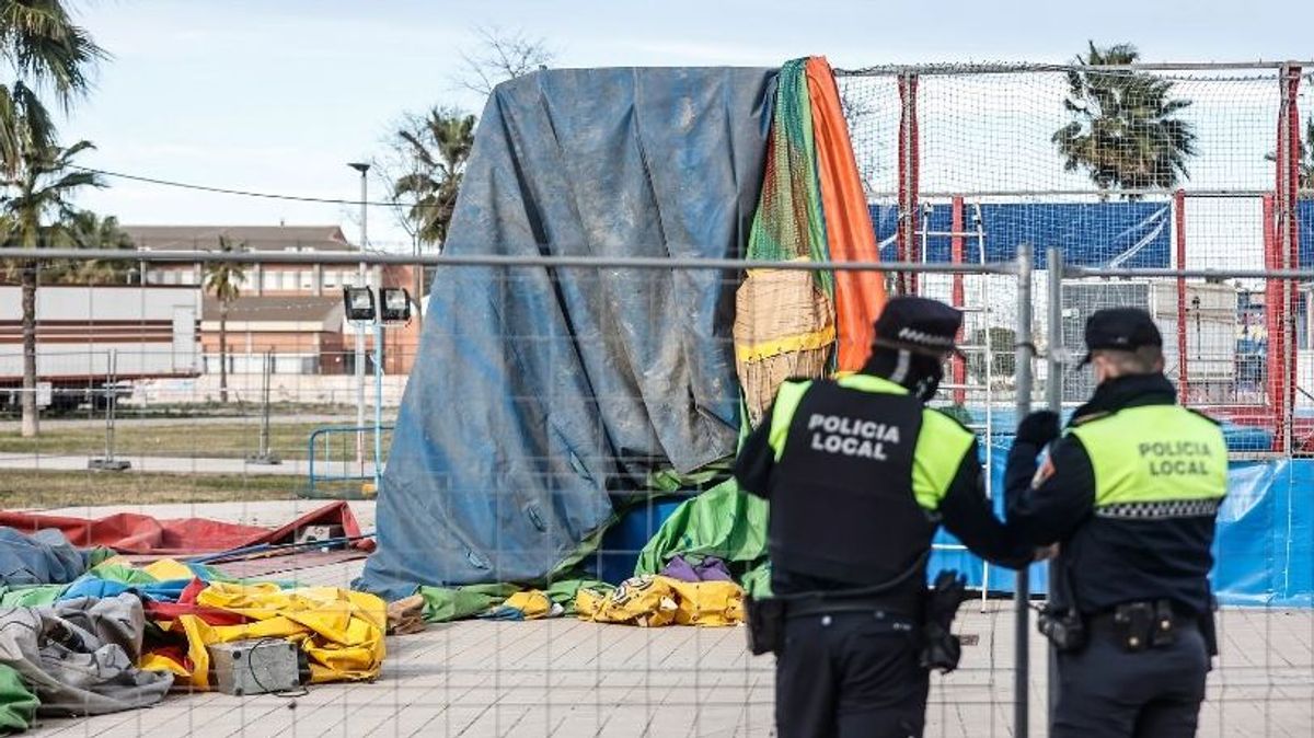 Agentes de la Policía local en la zona donde voló por el aire el castillo hinchable en la feria de Mislata