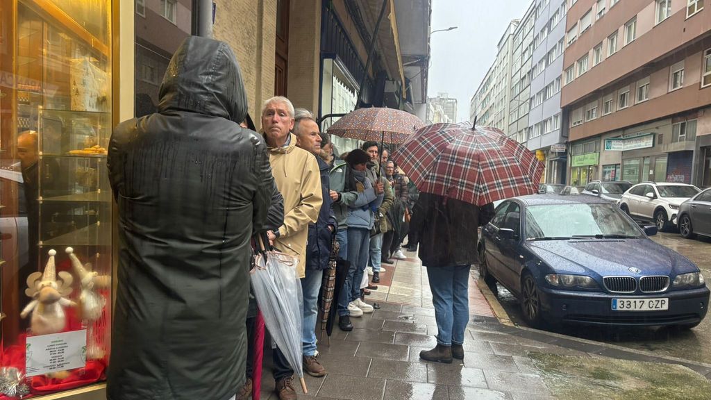 Algunos clientes esperaron a las puertas de esta confitería de A Coruña durante dos horas