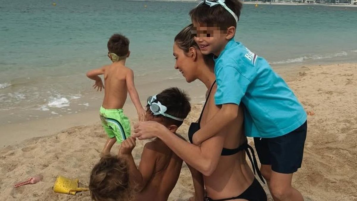 Alice Campello con sus hijos en la playa