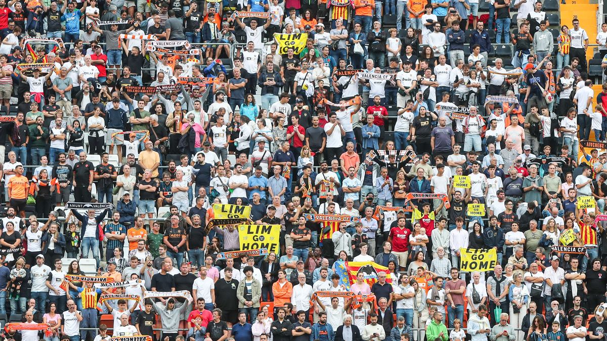 Cargas policiales a las afueras de Mestalla ante la manifestación de los aficionados del Valencia CF contra Peter Lim