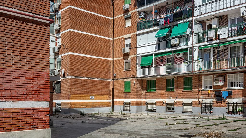 El toldo verde como señal de identidad de los barrios españoles