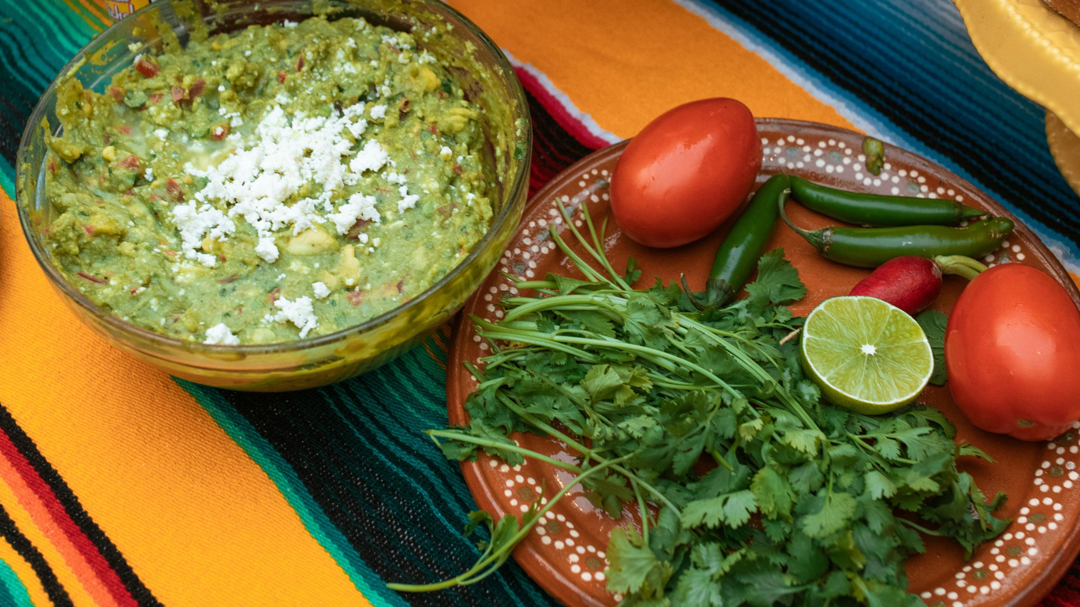 Guacamole, cilantro, jalapeños y tomate