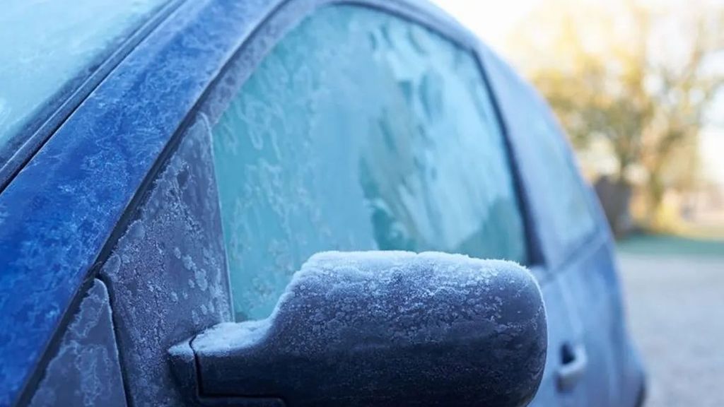 Hielo en los cristales del coche