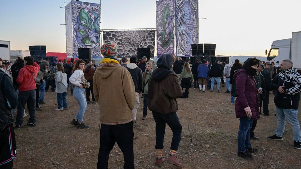 La macrofiesta no autorizada reúne a miles de personas junto al aeropuerto de C. Real