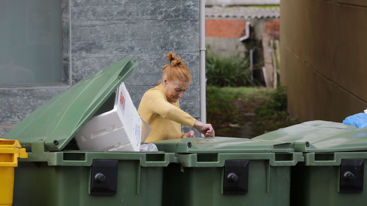 Vecina tirando la basura en contenedores