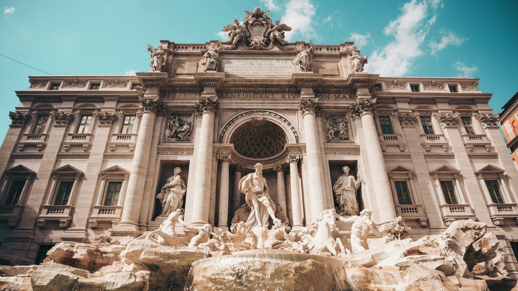 cristina gottardi fontana trevi unsplash