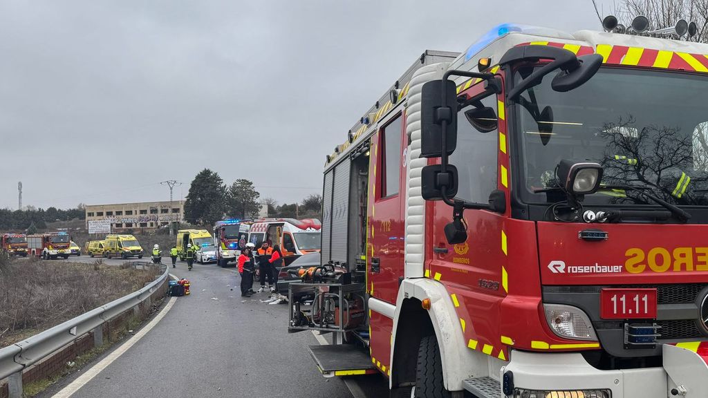 Efectivos sanitarios y de Bomberos en un accidente en Madrid