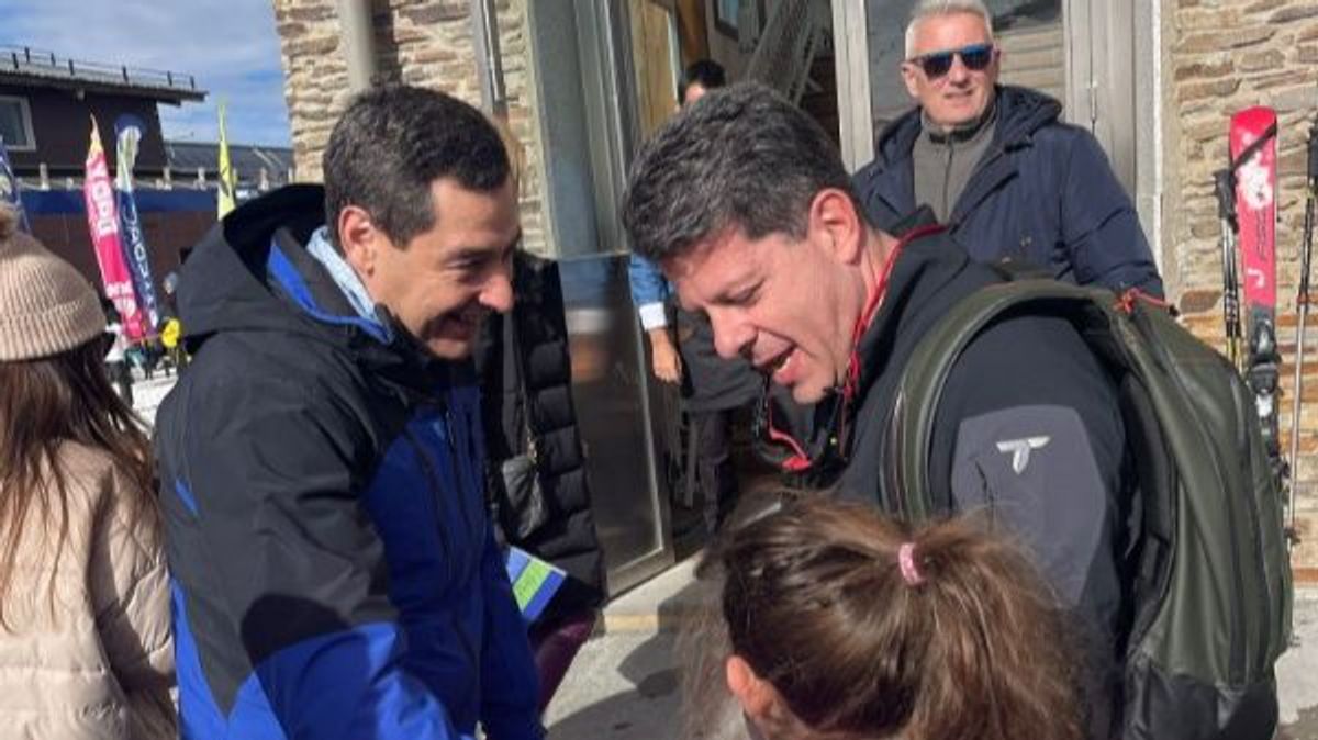 Encuentro casual entre Juanma Moreno y Fabian Picardo esquiando en Sierra Nevada