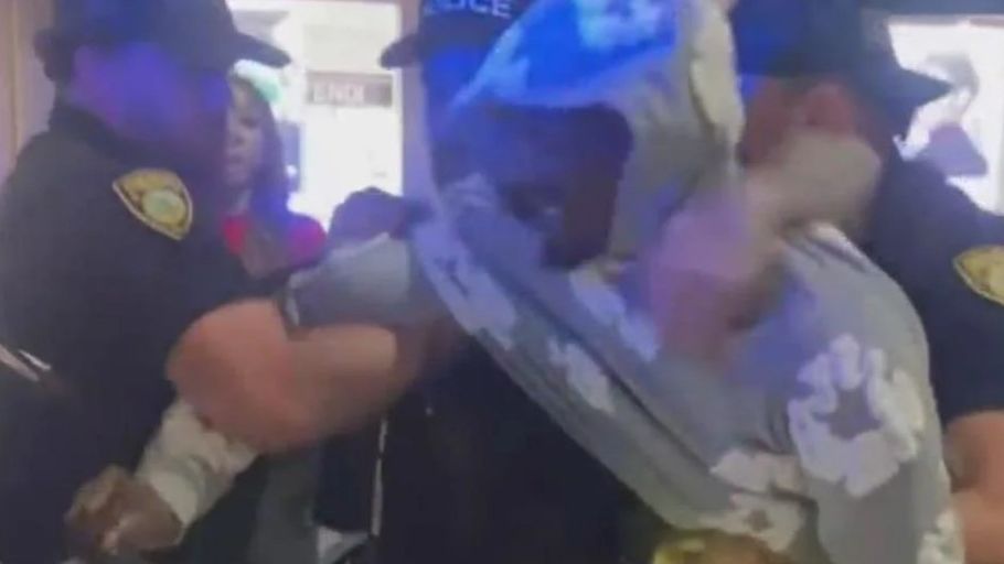 Fred Kerley en la escena policial después de que un agente lo redujera con una pistola taser.