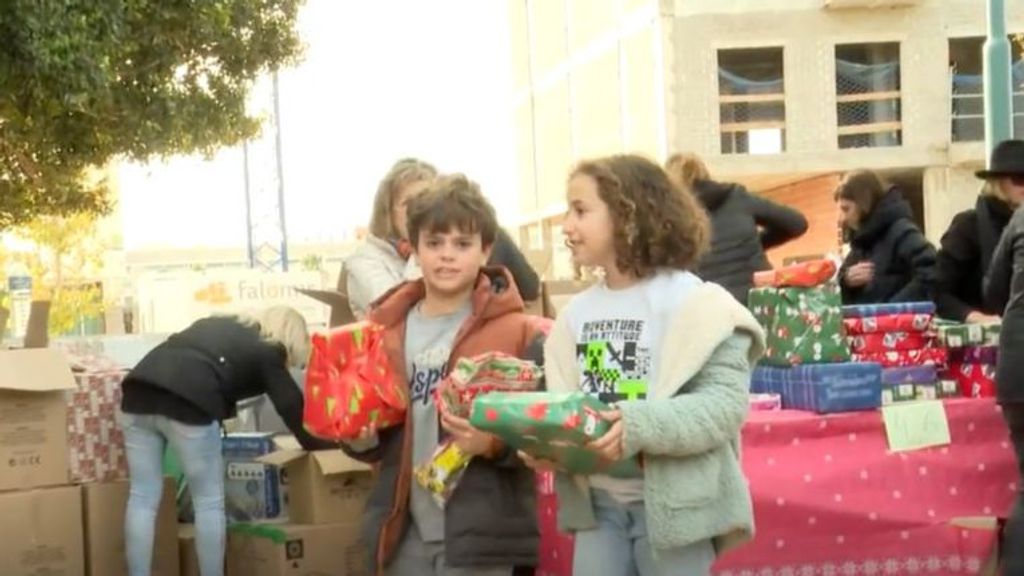 Los Reyes Magos reparten regalos e ilusión en las zonas más afectadas por la DANA