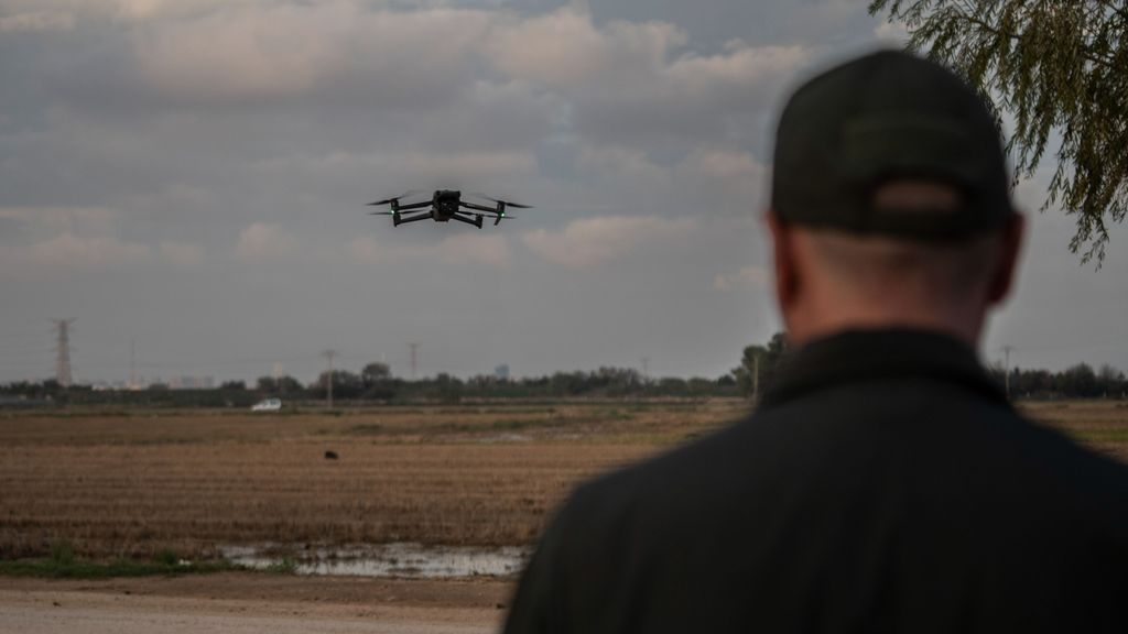 Un agente controla un dron para la búsqueda de desaparecidos en La Albufera