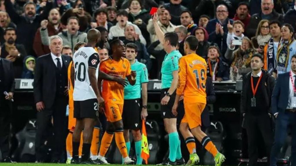 Vinicius pide perdón por su roja en Mestalla: podría perderse la Supercopa de España