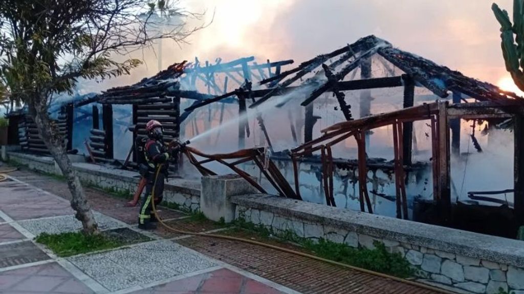 Bombero apagando un incendio en un chiringuito de Marbella, Málaga