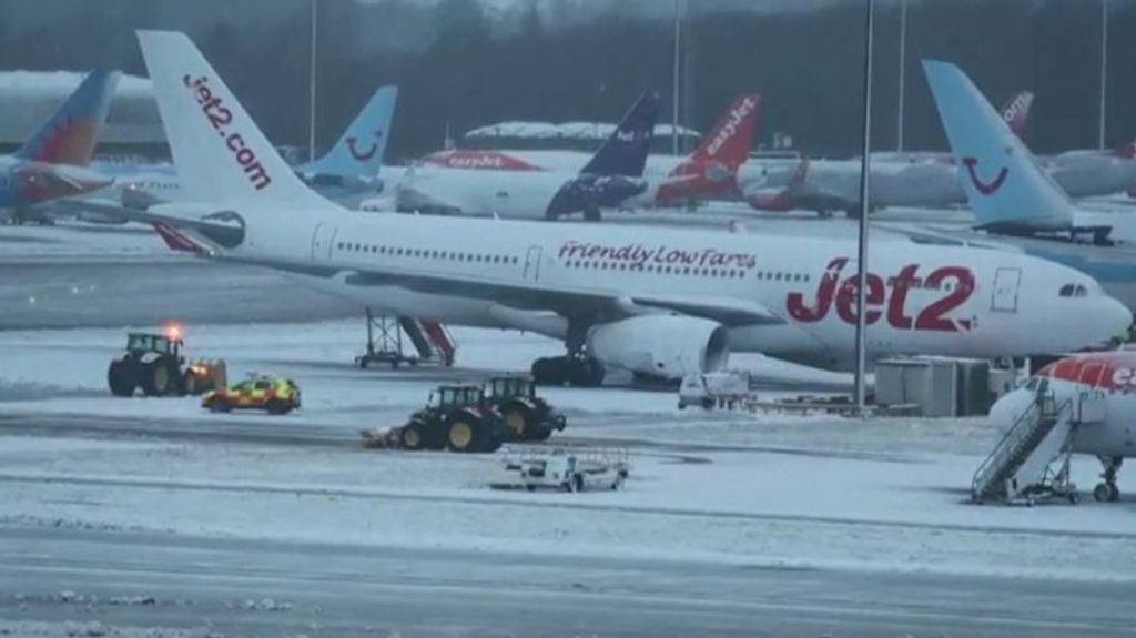 Caos en Reino Unido por la nieve y el temporal de frío: afectados aeropuertos, estaciones de tren y carreteras de todo el país