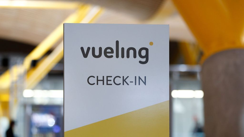 Cartel de Vueling en un aeropuerto