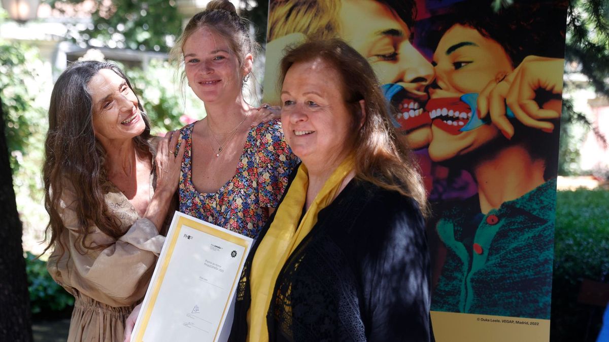 Imagen de archivo de la fotógrafa Patricia Allende, acompañada por la actriz Ángela Molina y su sobrina María Rosenfeldt