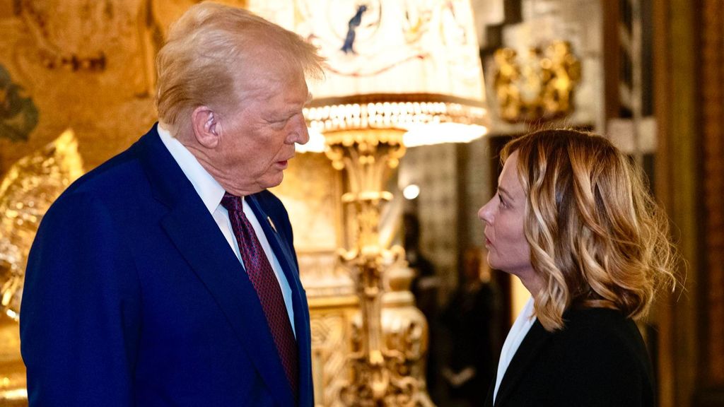 La primera ministra de Italia, Giorgia Meloni, con el presidente electo de Estados Unidos, Donald Trump