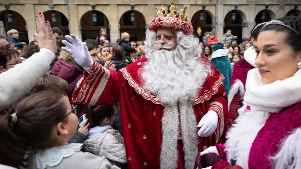 Las cabalgatas de los Reyes Magos reparten ilusión desafiando al mal tiempo