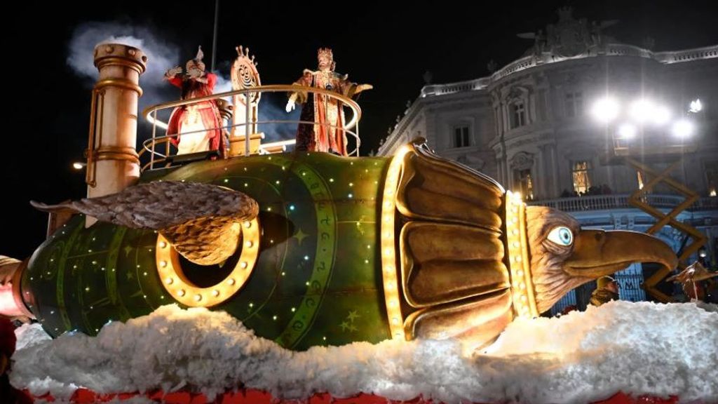 Los Reyes Magos espantan la lluvia en Madrid y cumplen los deseos de los niños