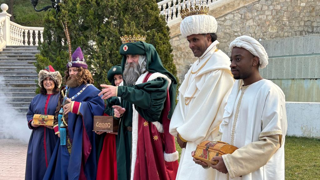 Los Reyes Magos llegan desde "tierras lejanas" a Zaragoza para dejar sus regalos en "una maravillosa noche".